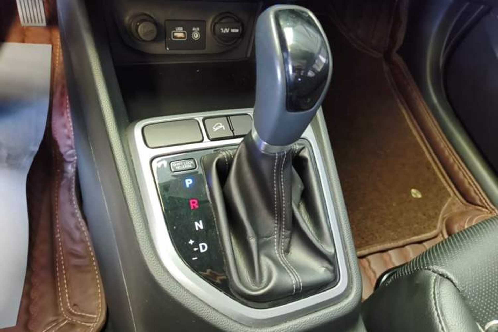 Used Hyundai ix25 2015 1.6L Automatic Two-Wheel Drive Smart GLS Trim Gear Lever