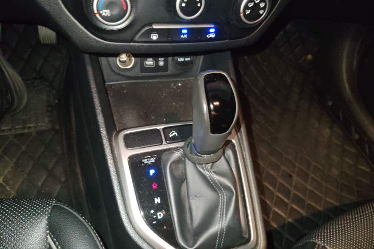 Used Hyundai ix25 2015 1.6L Automatic Two-Wheel Drive Smart GLS Trim Gear Lever