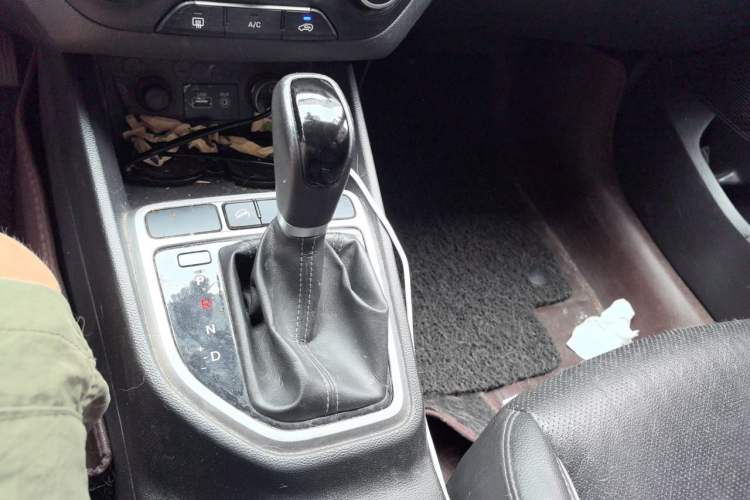 Used Hyundai ix25 2015 1.6L Automatic Two-Wheel Drive Smart GLS Trim Gear Lever