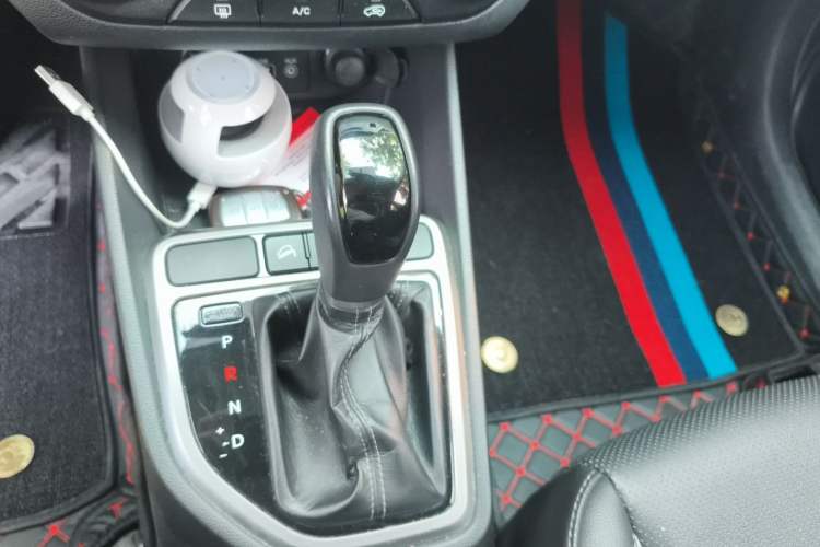 Used Hyundai ix25 2015 1.6L Automatic Two-Wheel Drive Smart GLS Trim Gear Lever