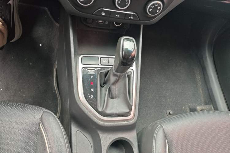 Used Hyundai ix25 2015 1.6L Automatic Two-Wheel Drive Smart GLS Trim Gear Lever
