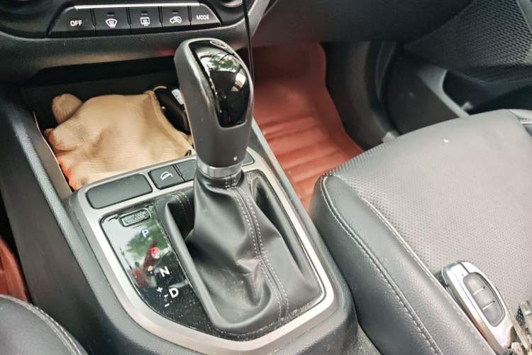 Used Hyundai ix25 2015 1.6L Automatic Two-Wheel-Drive Deluxe DLX Model Gear Lever
