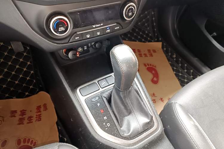 Used Hyundai ix25 2015 1.6L Automatic Two-Wheel Drive Smart GLS Trim Gear Lever