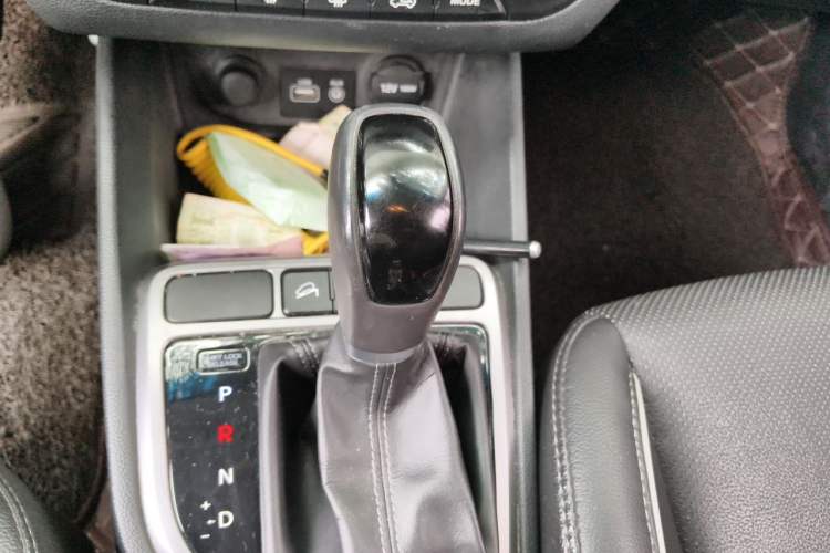 Used Hyundai ix25 2015 1.6L Automatic Two-Wheel-Drive Deluxe DLX Model Gear Lever