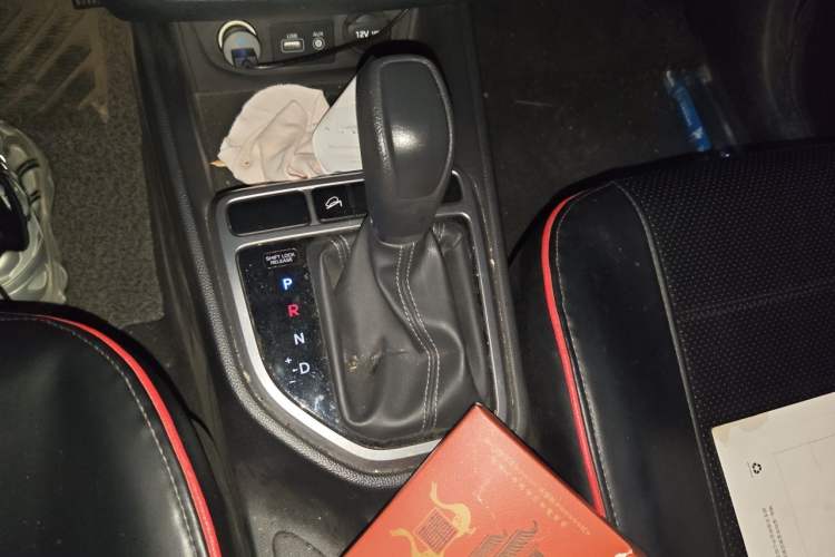 Used Hyundai ix25 2015 1.6L Automatic Two-Wheel Drive Fashionable GS Model Gear Lever