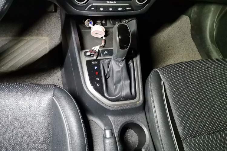 Used Hyundai ix25 2015 1.6L Automatic Two-Wheel-Drive Deluxe DLX Model Gear Lever