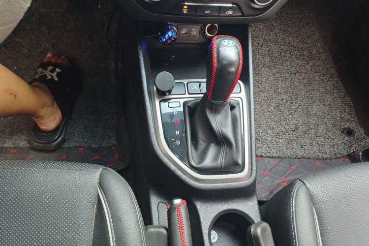 Used Hyundai ix25 2015 1.6L Automatic Two-Wheel Drive Smart GLS Trim Gear Lever