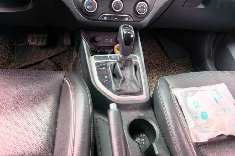 Used Hyundai ix25 2015 1.6L Automatic Two-Wheel Drive Smart GLS Trim Gear Lever