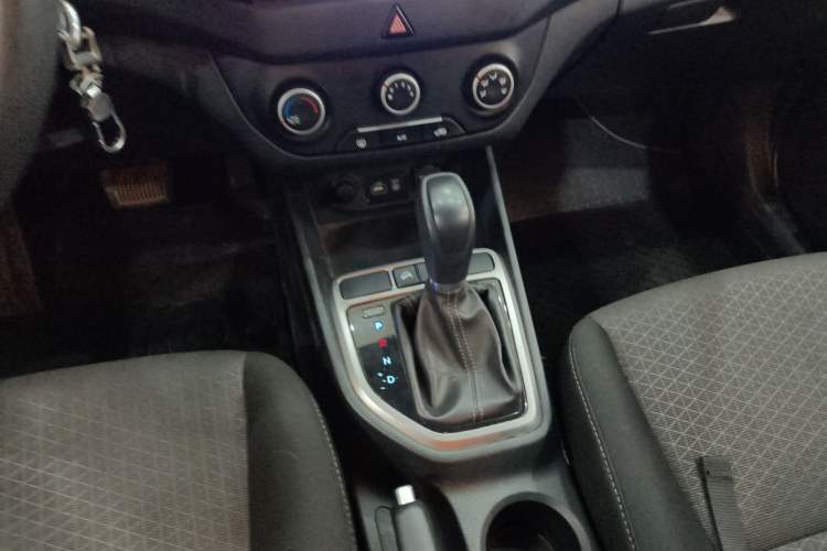 Used Hyundai ix25 2015 1.6L Automatic Two-Wheel Drive Fashionable GS Model Gear Lever