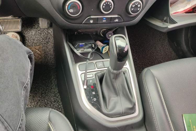 Used Hyundai ix25 2015 1.6L Automatic Two-Wheel Drive Smart GLS Trim Gear Lever