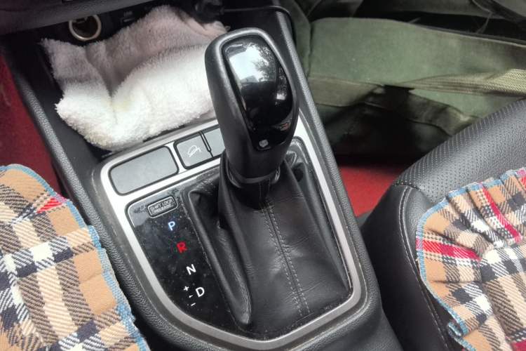 Used Hyundai ix25 2015 1.6L Automatic Two-Wheel Drive Smart GLS Trim Gear Lever