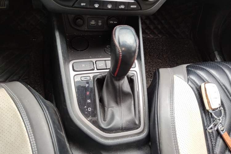 Used Hyundai ix25 2015 2.0L Automatic 4x4 Deluxe DLX Gear Lever
