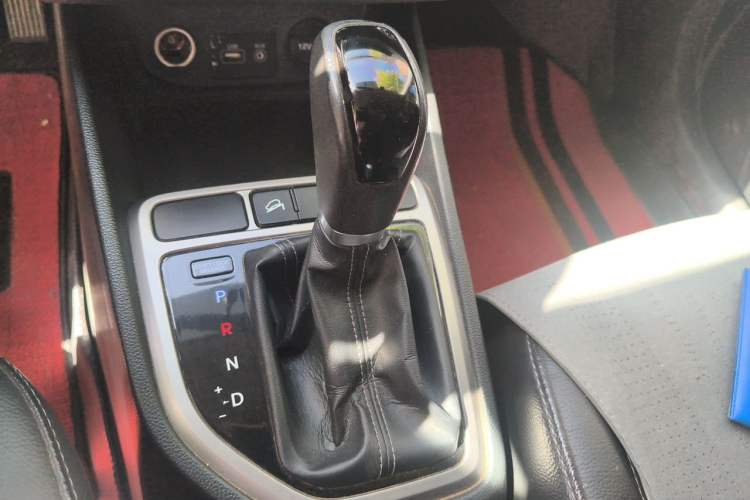 Used Hyundai ix25 2015 1.6L Automatic Two-Wheel Drive Smart GLS Trim Gear Lever