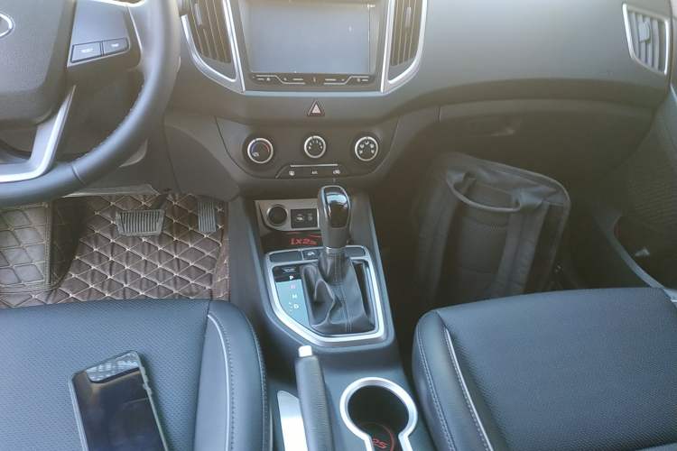 Used Hyundai ix25 2015 1.6L Automatic Two-Wheel Drive Smart GLS Trim Gear Lever