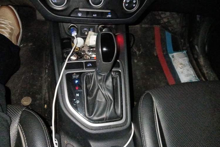 Used Hyundai ix25 2015 1.6L Automatic Two-Wheel Drive Smart GLS Trim Gear Lever