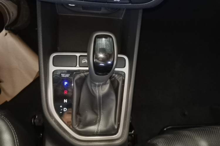 Used Hyundai ix25 2015 1.6L Automatic Two-Wheel Drive Smart GLS Trim Gear Lever
