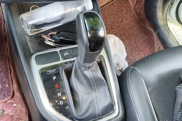 Used Hyundai ix25 2015 1.6L Automatic Two-Wheel Drive Smart GLS Trim Gear Lever