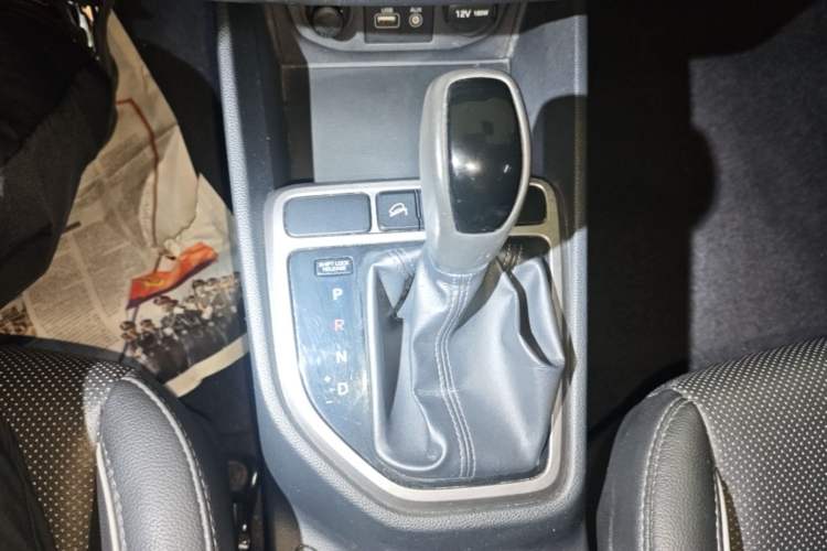Used Hyundai ix25 2015 1.6L Automatic Two-Wheel Drive Smart GLS Trim Gear Lever