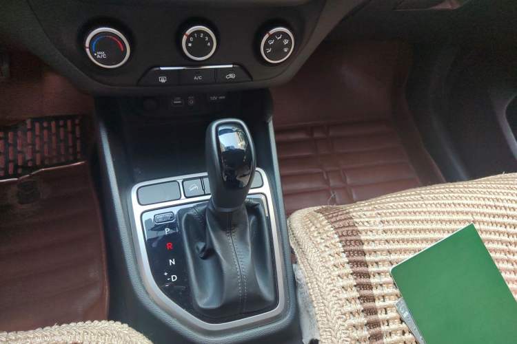 Used Hyundai ix25 2015 1.6L Automatic Two-Wheel Drive Smart GLS Trim Gear Lever