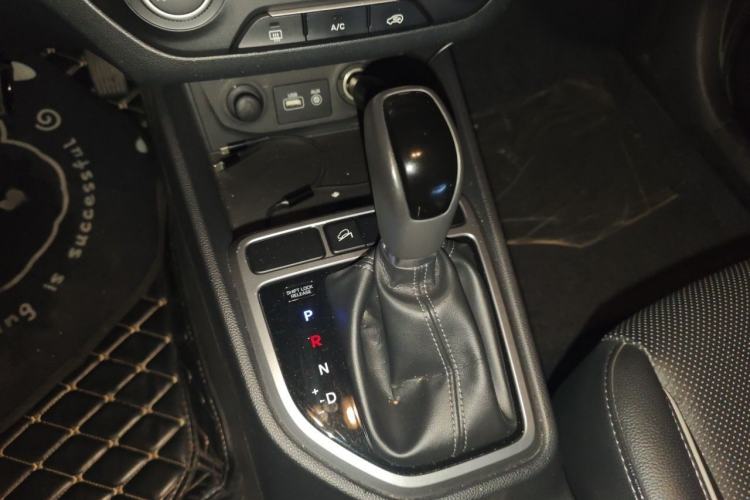 Used Hyundai ix25 2015 1.6L Automatic Two-Wheel Drive Smart GLS Trim Gear Lever
