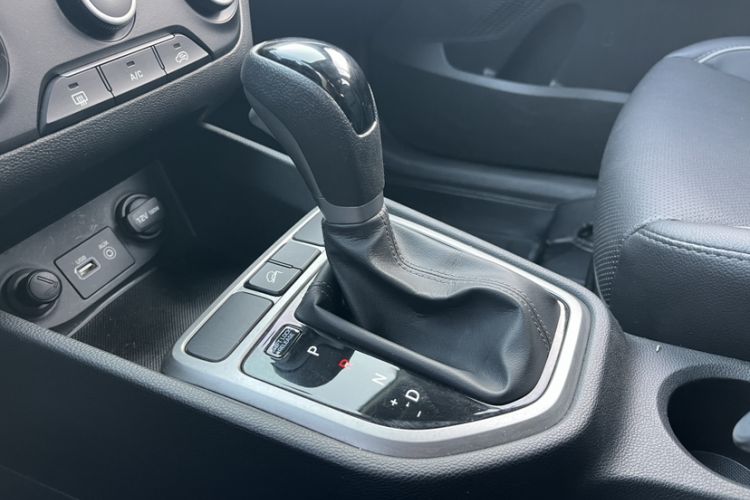 Used Hyundai ix25 2015 1.6L Automatic Two-Wheel Drive Smart GLS Trim Gear Lever
