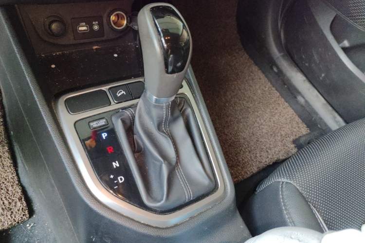 Used Hyundai ix25 2015 1.6L Automatic Two-Wheel Drive Smart GLS Trim Gear Lever