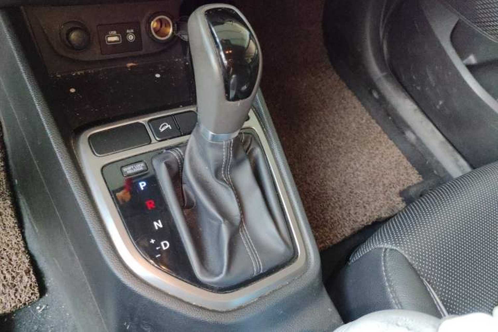 Used Hyundai ix25 2015 1.6L Automatic Two-Wheel Drive Smart GLS Trim Gear Lever