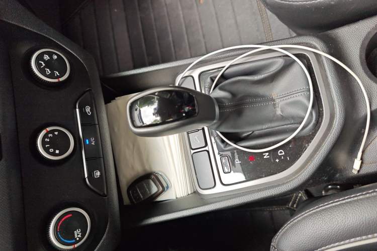 Used Hyundai ix25 2015 1.6L Automatic Two-Wheel Drive Smart GLS Trim Gear Lever