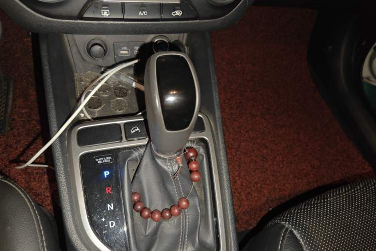 Used Hyundai ix25 2015 1.6L Automatic Two-Wheel Drive Smart GLS Trim Gear Lever
