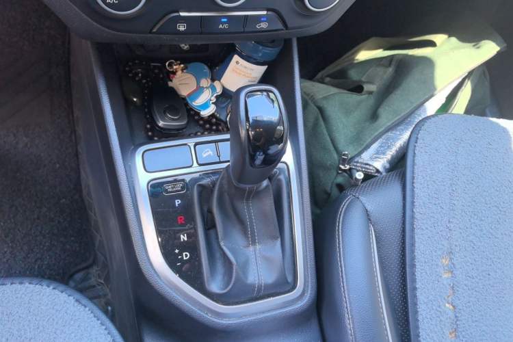 Used Hyundai ix25 2015 1.6L Automatic Two-Wheel Drive Smart GLS Trim Gear Lever