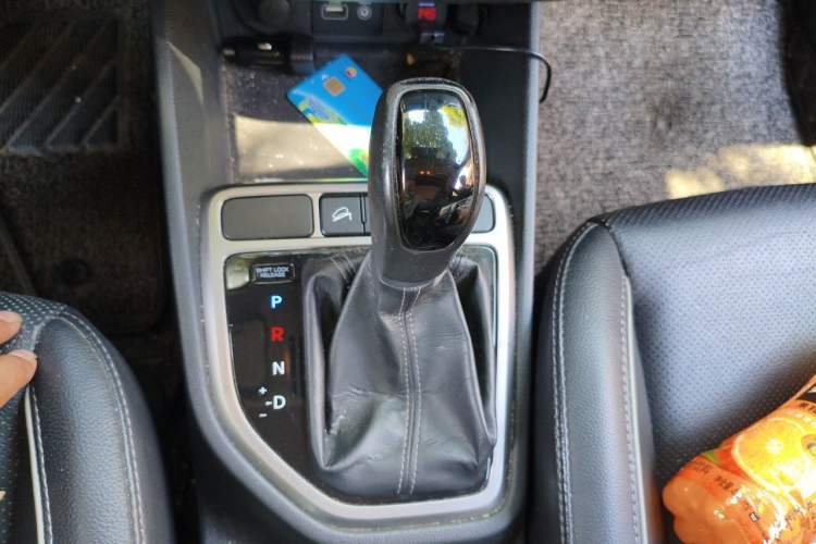 Used Hyundai ix25 2015 1.6L Automatic Two-Wheel Drive Smart GLS Trim Gear Lever