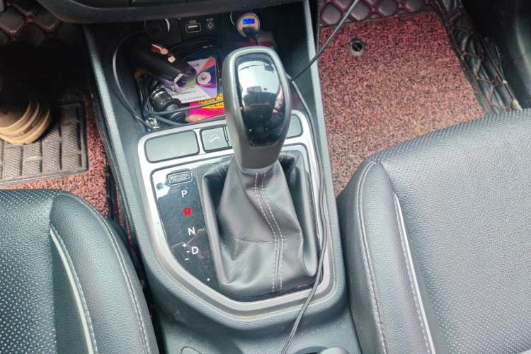 Used Hyundai ix25 2015 1.6L Automatic Two-Wheel Drive Smart GLS Trim Gear Lever