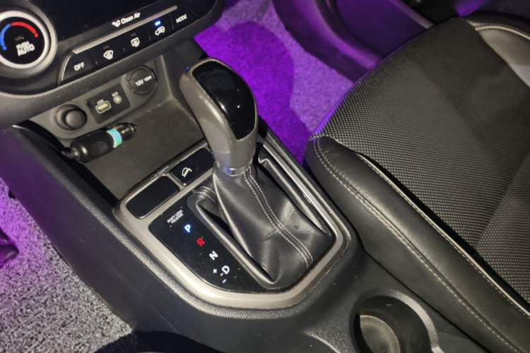 Used Hyundai ix25 2015 1.6L Automatic Two-Wheel-Drive Deluxe DLX Model Gear Lever