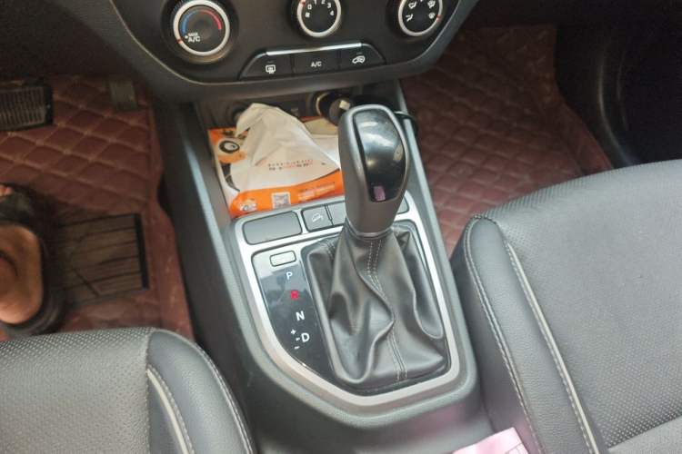 Used Hyundai ix25 2015 1.6L Automatic Two-Wheel Drive Smart GLS Trim Gear Lever