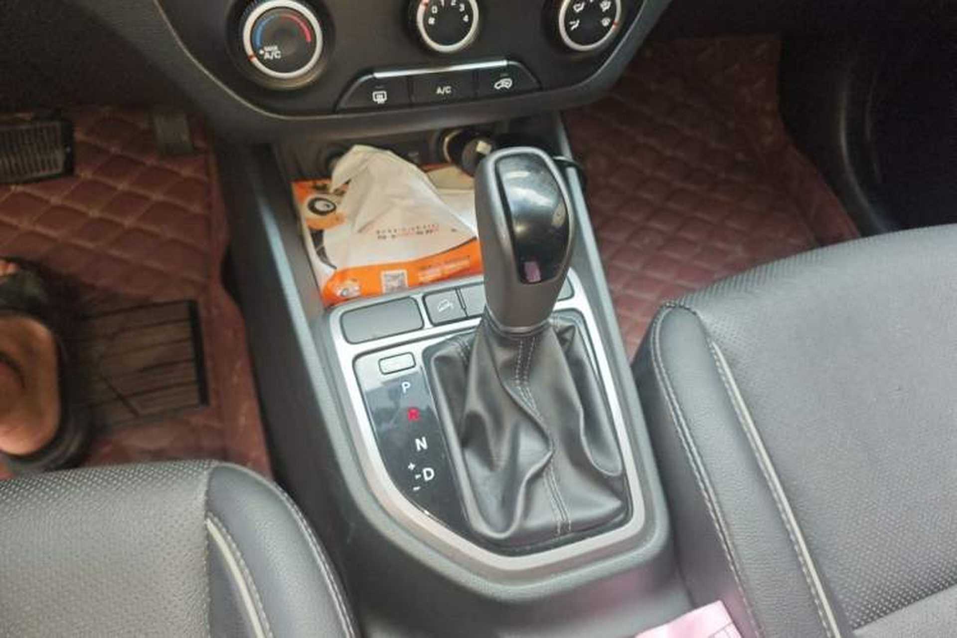 Used Hyundai ix25 2015 1.6L Automatic Two-Wheel Drive Smart GLS Trim Gear Lever