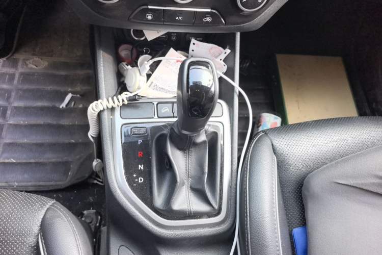 Used Hyundai ix25 2015 1.6L Automatic Two-Wheel Drive Smart GLS Trim Gear Lever