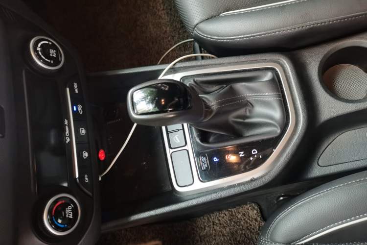 Used Hyundai ix25 2015 1.6L Automatic Two-Wheel-Drive Deluxe DLX Model Gear Lever