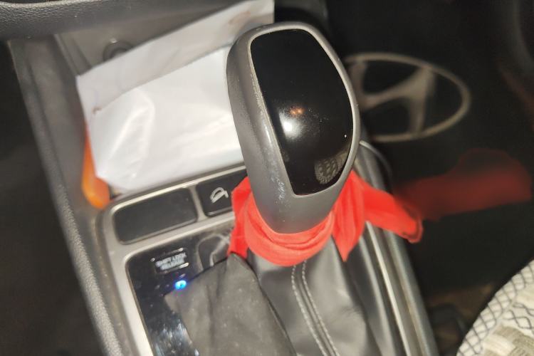 Used Hyundai ix25 2015 1.6L Automatic Two-Wheel-Drive Deluxe DLX Model Gear Lever