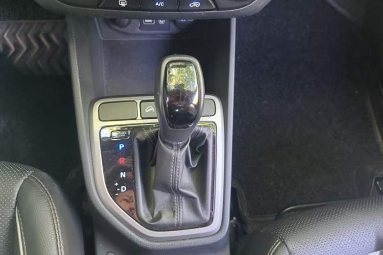 Used Hyundai ix25 2015 1.6L Automatic Two-Wheel Drive Smart GLS Trim Gear Lever