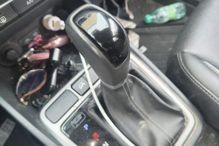 Used Hyundai ix25 2015 1.6L Automatic Two-Wheel Drive Smart GLS Trim Gear Lever