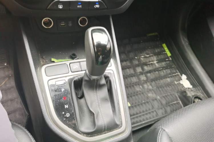 Used Hyundai ix25 2015 1.6L Automatic Two-Wheel Drive Smart GLS Trim Gear Lever