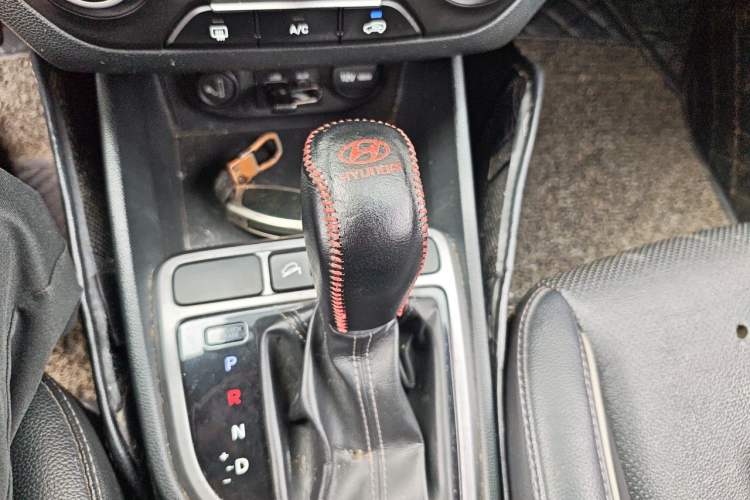 Used Hyundai ix25 2015 1.6L Automatic Two-Wheel Drive Smart GLS Trim Gear Lever