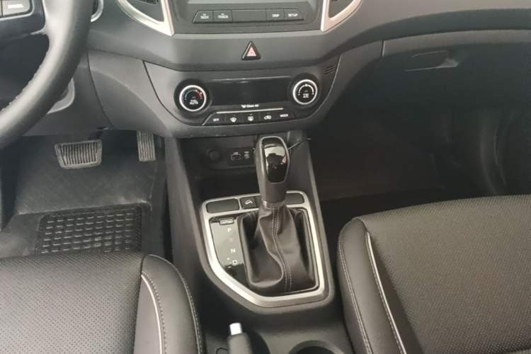Used Hyundai ix25 2015 1.6L Automatic Two-Wheel-Drive Deluxe DLX Model Gear Lever