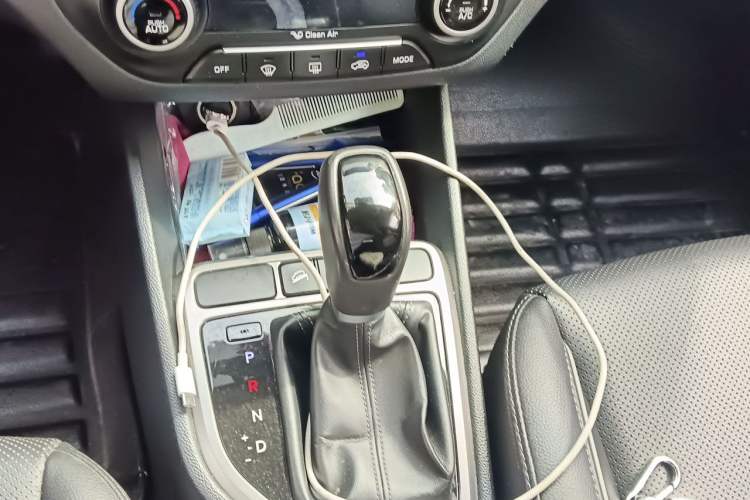 Used Hyundai ix25 2015 1.6L Automatic Two-Wheel-Drive Deluxe DLX Model Gear Lever