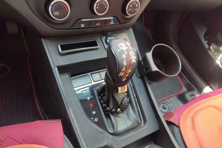 Used Hyundai ix25 2015 1.6L Automatic Two-Wheel Drive Smart GLS Trim Gear Lever