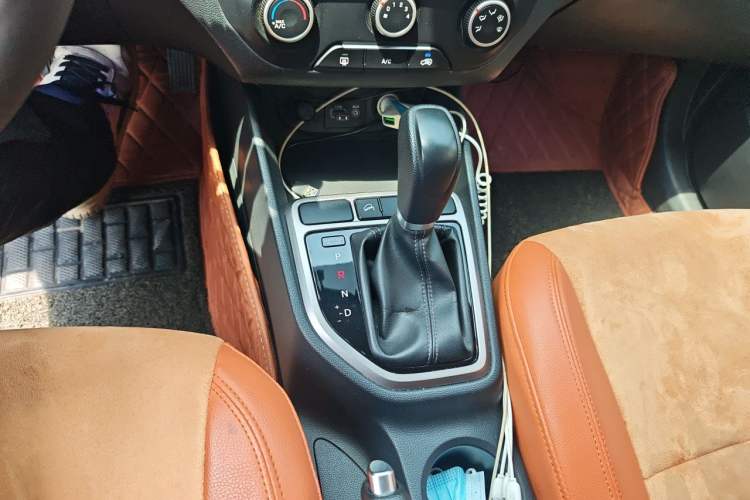 Used Hyundai ix25 2015 1.6L Automatic Two-Wheel Drive Fashionable GS Model Gear Lever