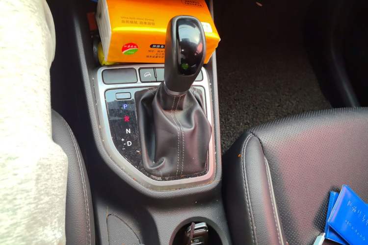 Used Hyundai ix25 2015 1.6L Automatic Two-Wheel Drive Smart GLS Trim Gear Lever