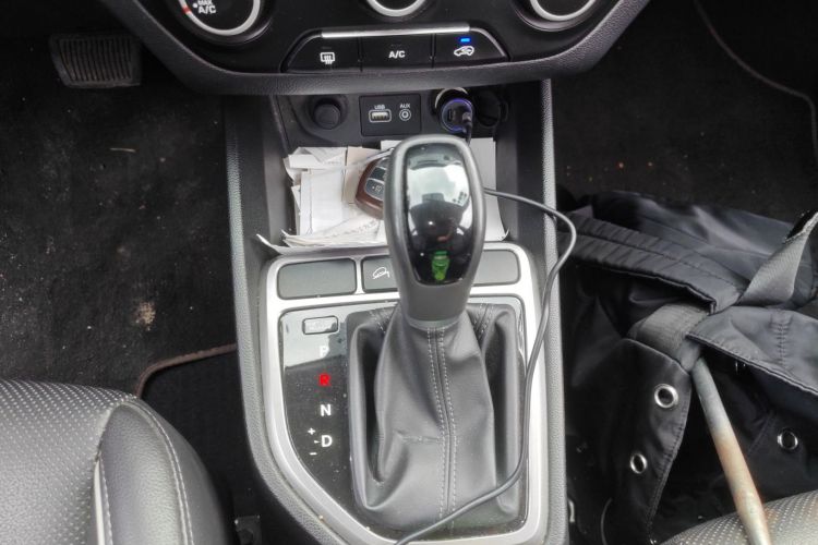 Used Hyundai ix25 2015 1.6L Automatic Two-Wheel Drive Smart GLS Trim Gear Lever