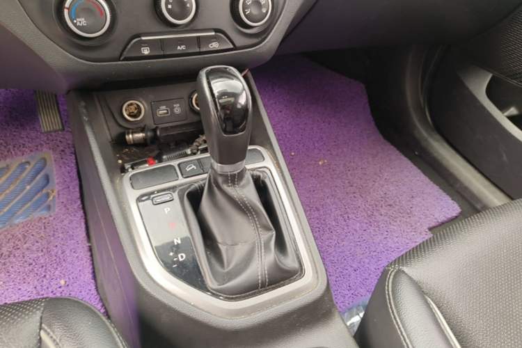 Used Hyundai ix25 2015 1.6L Automatic Two-Wheel Drive Smart GLS Trim Gear Lever
