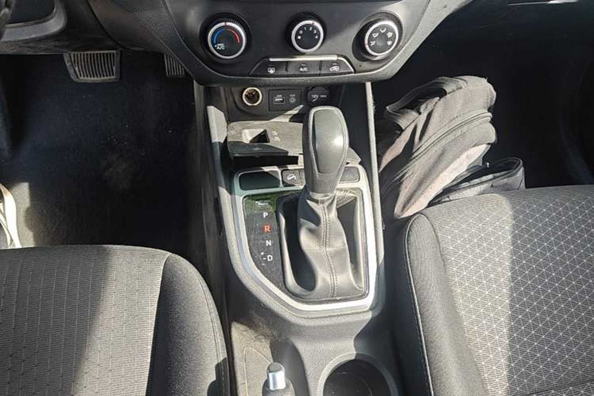 Used Hyundai ix25 2015 1.6L Automatic Two-Wheel Drive Fashionable GS Model Gear Lever